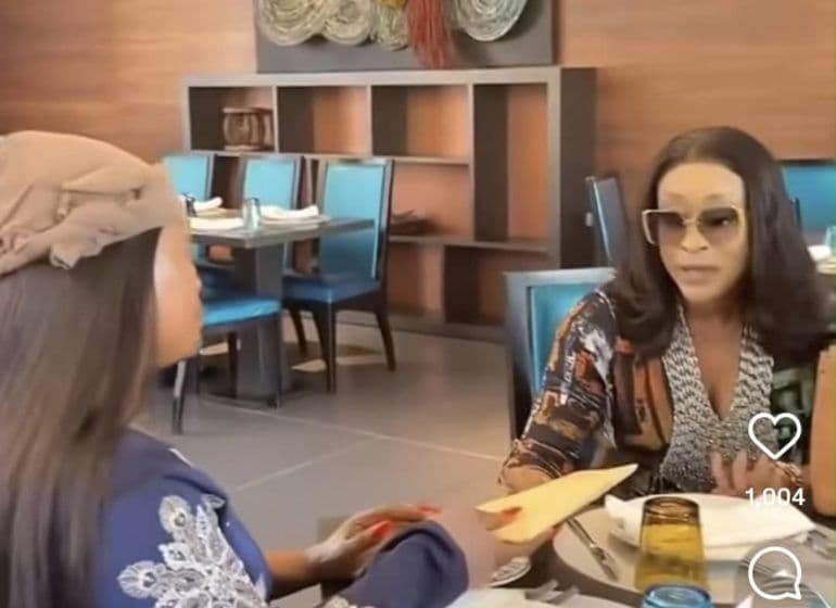 SPOTTED: Video shows NDPHC MD presenting bundle of dollars to Sarah Martins on Seyi Tinubu’s behalf — despite his denial